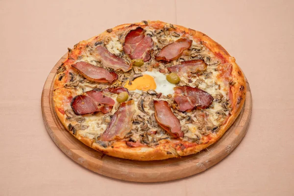 Proscuitto Pizza inteira — Fotografia de Stock