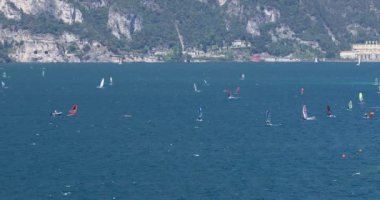 Garda Gölü İtalya'da Rüzgar Sörfü Su Sporları Sörf ve Yelken