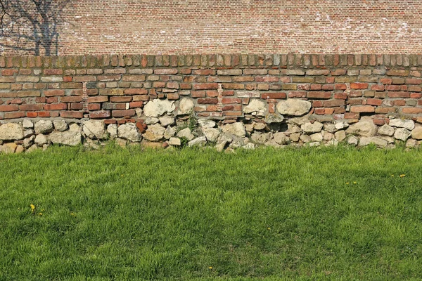 벽 및 잔디 — 스톡 사진