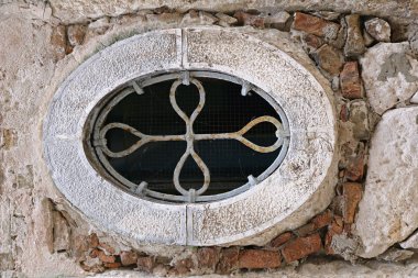 Oval pencere