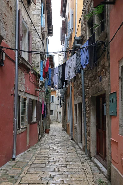 Ropa sobre la calle — Foto de Stock