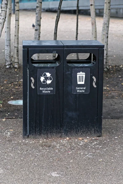 이중 쓰레기통 — 스톡 사진