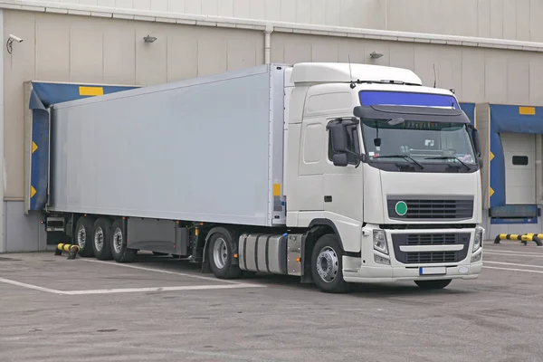 Semi-vrachtwagen — Stockfoto