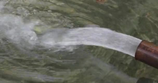 Καθαρή Ροή Νερού Από Σωλήνα Λιμνούλα — Αρχείο Βίντεο
