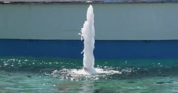 Een Kleine Decoratieve Water Straal Nozzle Fontein — Stockvideo