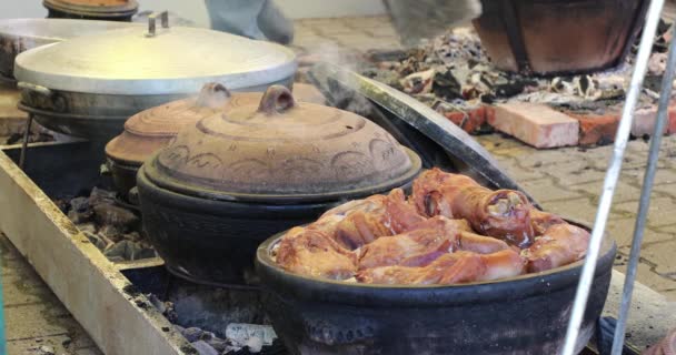 荷兰烤箱烹饪食品在火坑 — 图库视频影像