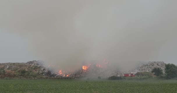 Brandweerlieden Stortplaatsen Vuilnis Dump Brand Rook Vervuiling — Stockvideo