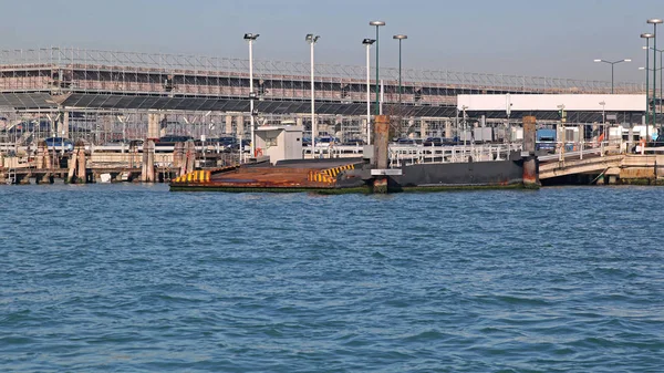 Ferry ramp Venetië — Stockfoto