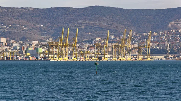 Guindastes do Porto de Trieste — Fotografia de Stock