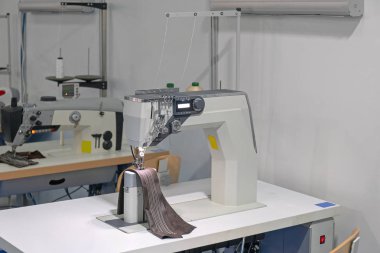 İki Dikiş Makinesi