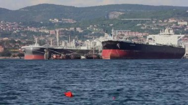 Trieste, Italya-17 Haziran 2019: Trieste, Italya terminalinde süper tanker gemisi yükleniyor.