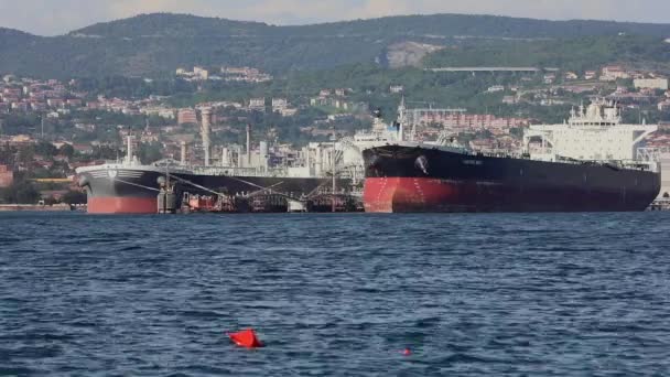Triëst Italië Juni 2019 Laden Van Super Tanker Schip Bij — Stockvideo