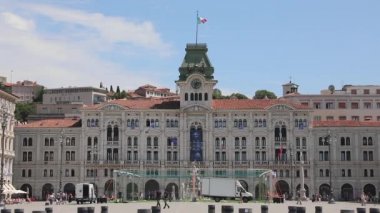 Trieste, Italya-17 Haziran 2019: Trieste, Italya 'da Unity Meydanı 'nda Belediye Binası.