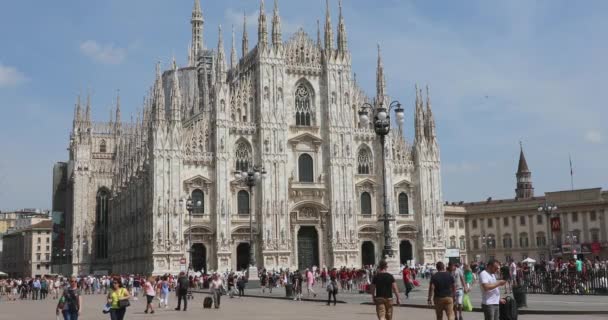 ミラノ イタリア 2019年6月15日 イタリア ミラノのドゥオーモ大聖堂前の広場で観光客の束 — ストック動画