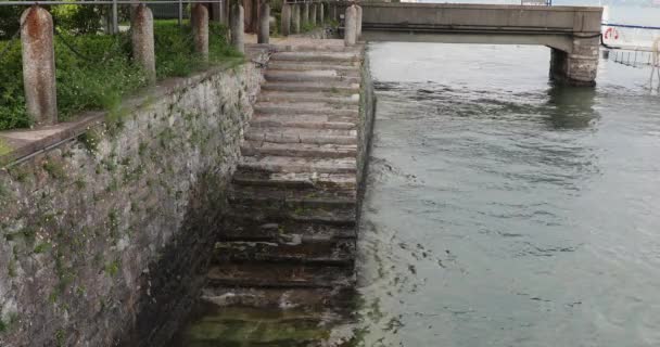 コモ湖の水構造への古い石の階段 — ストック動画
