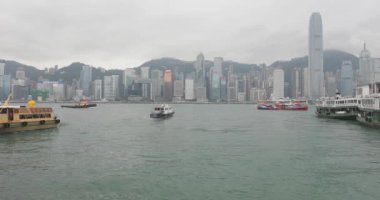 Hong Kong, Çin-27 Nisan 2017: Hong Kong, Çin 'de Victoria Harbour 'da tekneler ve feribot.