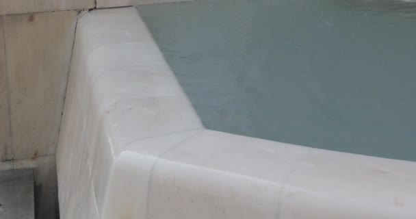 Water Overloop Witte Marmeren Fontein — Stockvideo