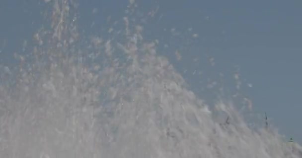ホワイトウォータージェット噴水ガイザートップスプラッシュ — ストック動画