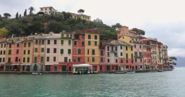 Portofino, İtalya - 01 Şubat 2018: İtalya'nın Portofino kentinde Ligurian Coast Winter'da Renkli Evler.