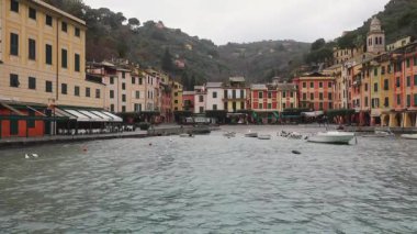 Portofino, İtalya - 01 Şubat 2018: Boş Küçük Köy Limanı Kış Limanı, Portofino, İtalya.