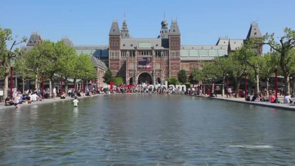 アムステルダム オランダ 2018 私はアムステルダム アムステルダムの池水と国立美術館の間のアムステルダムのサインです — ストック動画