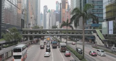 Hong Kong, Çin - 29 Nisan 2017: Yaya köprüsü üzerinde ağır trafik Street, Kowloon, Hong Kong, Çin.
