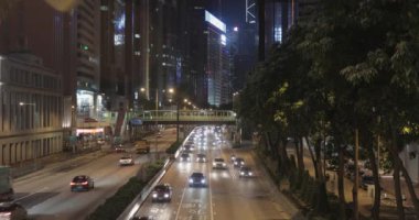 Hong Kong, Çin - 29 Nisan 2017: Kowloon, Hong Kong, Çin, her zamanki gece trafik.