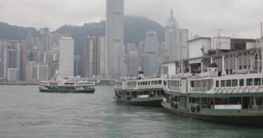 Hong Kong, Çin - 23 Nisan 2017: Hong Kong, Çin'deki Victoria Limanı'nda Yıldız Feribot Tekneleri.