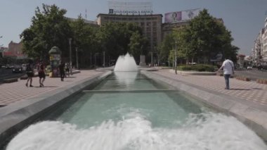 Belgrad, Sırbistan - 30 Haziran 2019: Belgrad'daki Nikola Pasic Meydanı Yaz Günü'nde Uzun Su Şelalesi Çeşmesi.