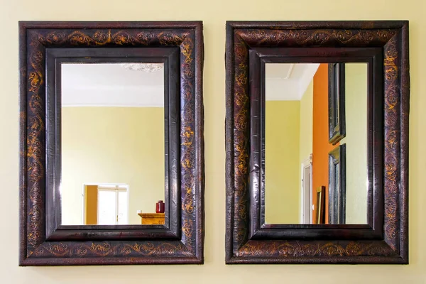 两个镜像帧 — 图库照片