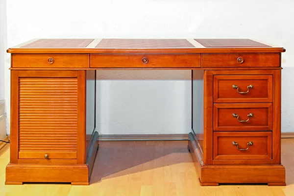 Drewniane biurko — Zdjęcie stockowe