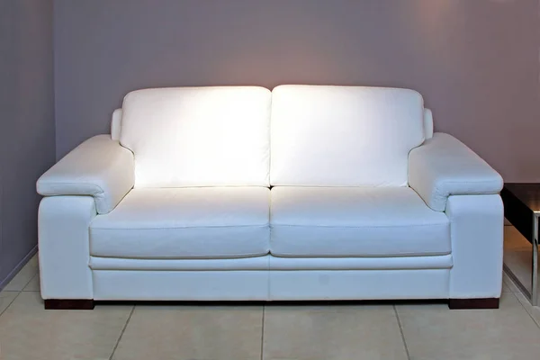 Biała skórzana kanapa — Zdjęcie stockowe