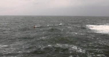 Kışın Kaba Deniz Suyunda Özel Mark Şamandıra