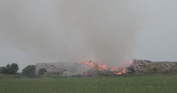 Brandweerlieden Vrachtwagen Stortplaats Vuilnis Dump Brand Rook Vervuiling — Stockvideo