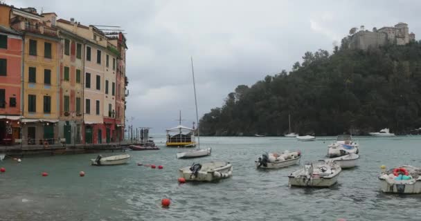 Швартованные Лодки Гавани Марина Портофино Италия Зима — стоковое видео