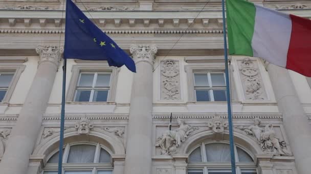 Banderas Italianas Europeas Juntas Edificio Italia — Vídeo de stock