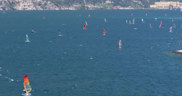 Surfing Vatten Sport Vindsurfa Gardasjön Italien — Stockvideo