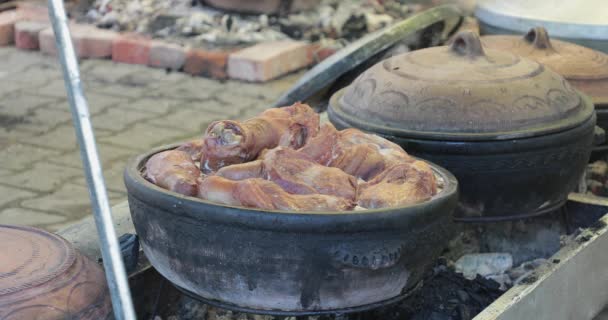 火の上にオランダのオーブンポットで食べ物を調理 — ストック動画