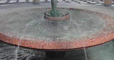 Şehirde Daire Dekoratif Mozaik Su Çeşmesi