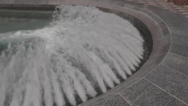 Bocais Fonte Geyser Com Água Pulverização Branca — Vídeo de Stock