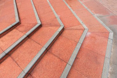 Kırmızı adımları