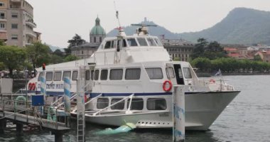 Lugano, İsviçre - 14 Haziran 2019: Hydrofoil Speed Boat Moored at Lake in Lugano, İsviçre.