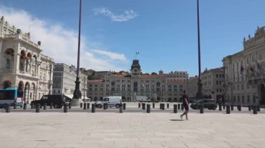 Trieste, İtalya - 17 Haziran 2019: Trieste, İtalya'da Yaz Günü Trafik ve Birlik Meydanı.
