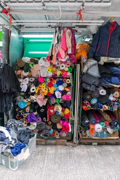 Kleidungsstücke rollen — Stockfoto