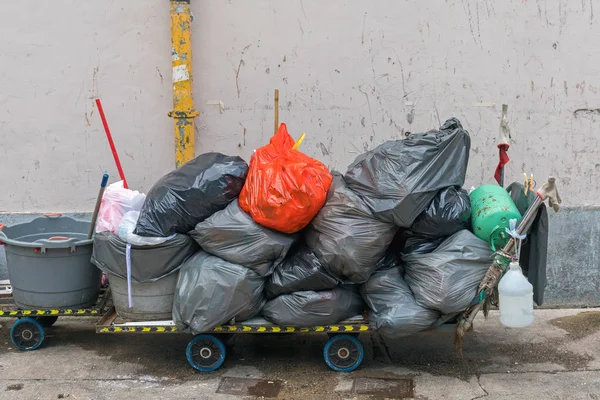 Carro de bolsas de basura — Foto de Stock