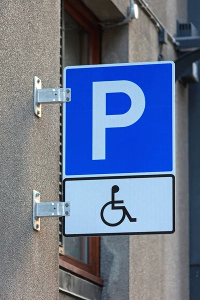 Знак парковки для инвалидов — стоковое фото