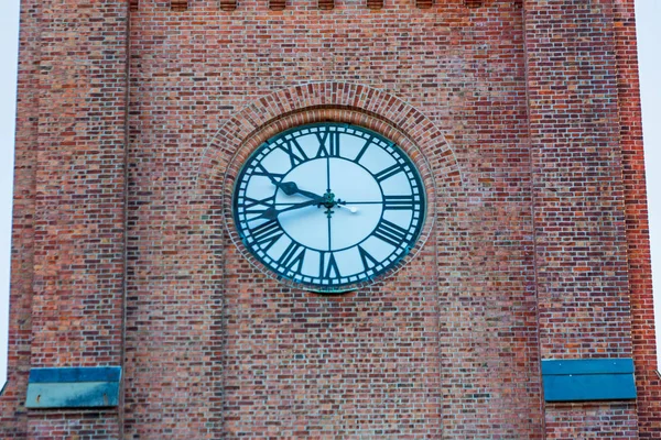 Relógio parede de tijolo — Fotografia de Stock