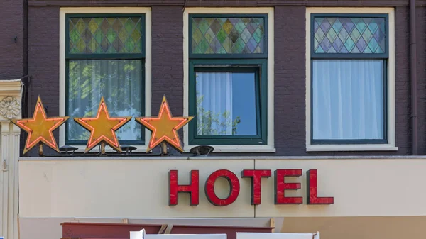 Trestjärnigt hotell — Stockfoto