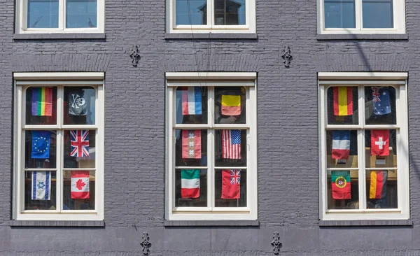 Banderas en ventanas —  Fotos de Stock