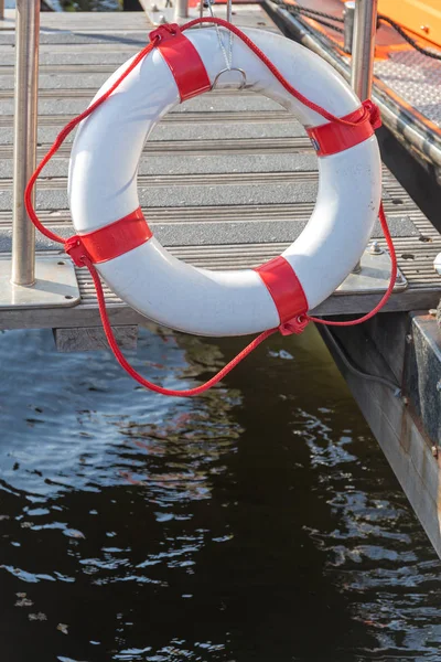 Weiße Rettungsboje — Stockfoto